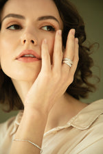 Load image into Gallery viewer, Balto aukso apyrankė su deimantais (0.63 ct)