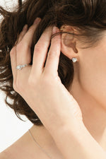 Load image into Gallery viewer, Balto aukso auskarai su deimantais (0,33 ct)