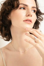 Load image into Gallery viewer, Balto aukso kolje su briliantais (0,72 ct)